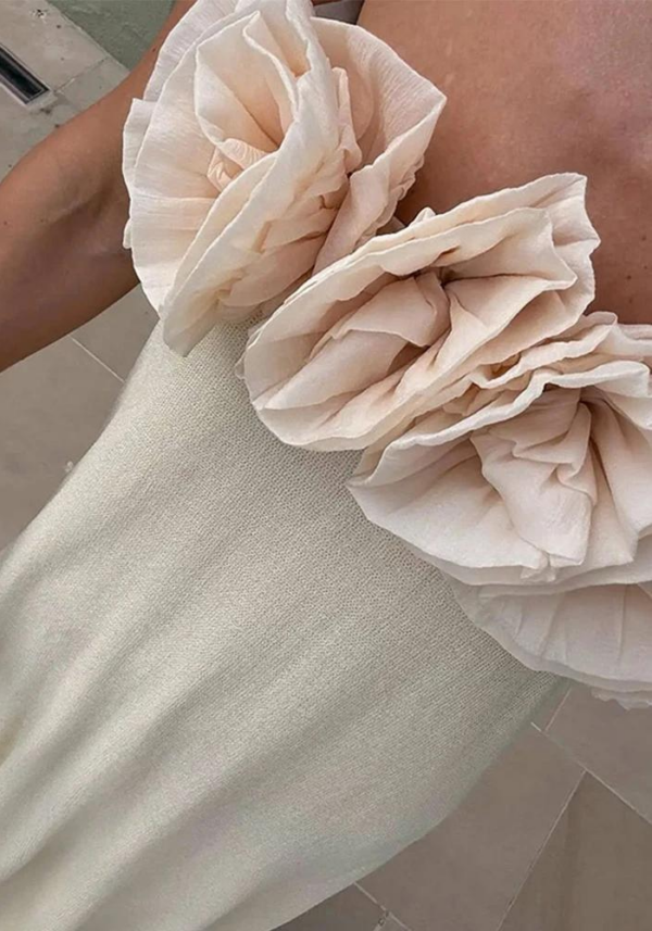 Robe droite cérémonie fleurie sans bretelles pour mariage couleur crème avec ornements floraux – Image 2