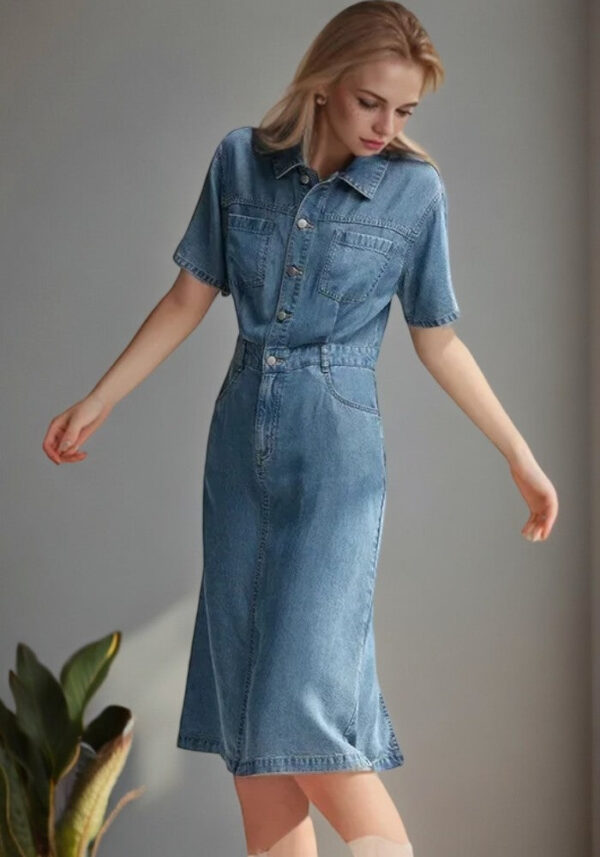 Robe droite en jean denim bleu avec poches avant et manches courtes – Image 5