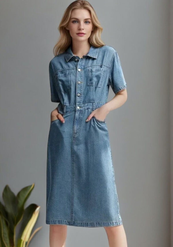 Robe droite en jean denim bleu avec poches avant et manches courtes