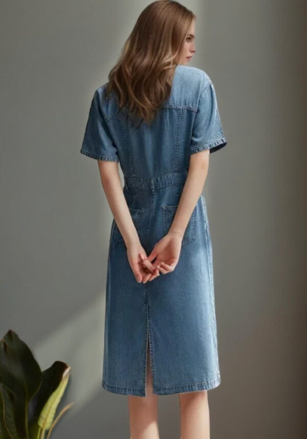 Robe droite en jean denim bleu avec poches avant et manches courtes – Image 3