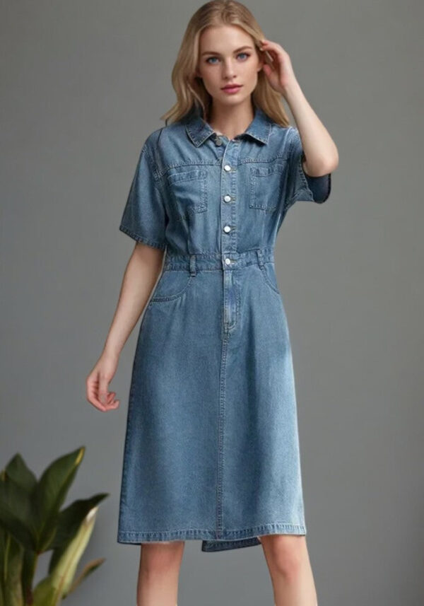 Robe droite en jean denim bleu avec poches avant et manches courtes – Image 4