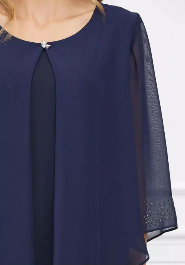 Robe droite grande taille bleu foncé avec manches 3/4 et superposition asymétrique – Image 2