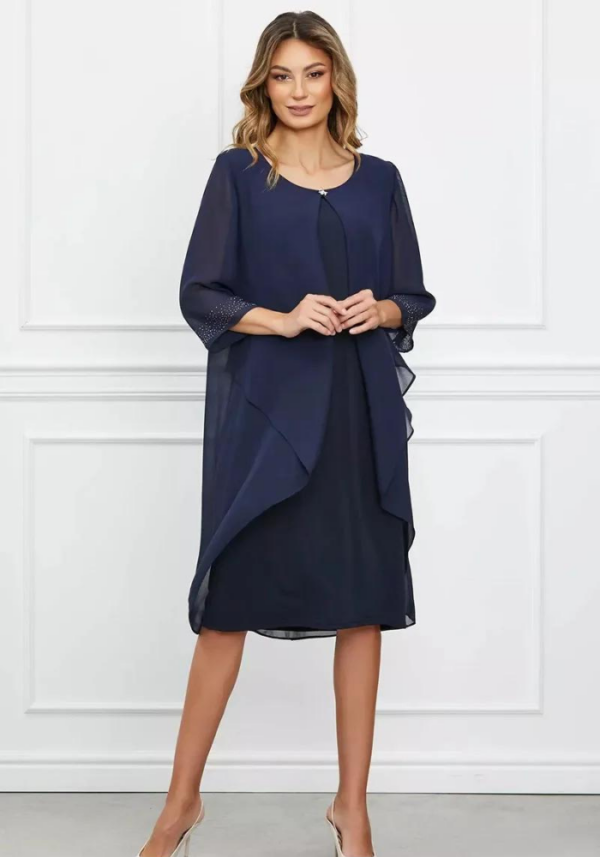 Robe droite grande taille bleu foncé avec manches 3/4 et superposition asymétrique