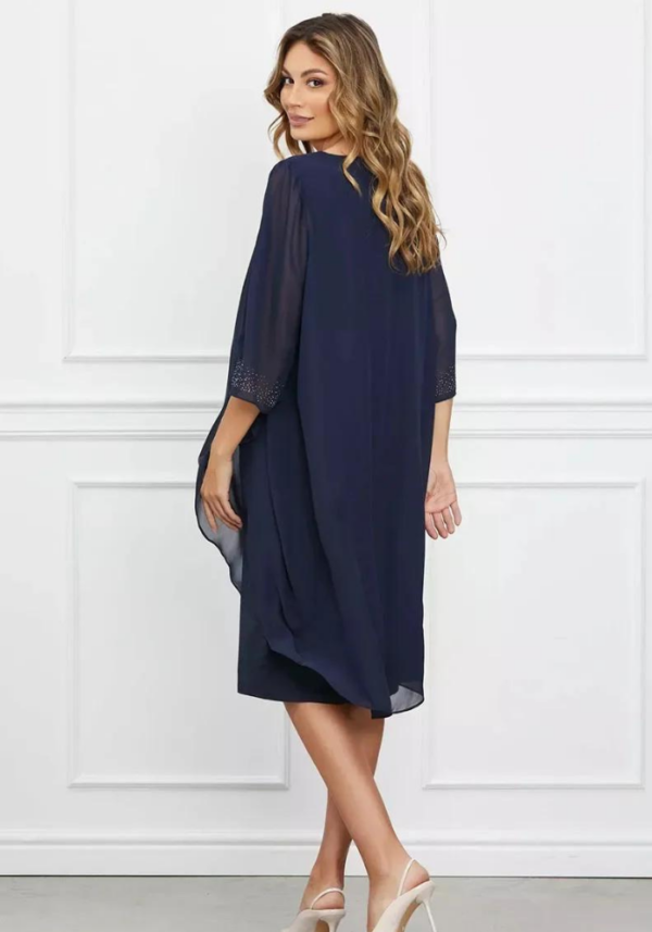 Robe droite grande taille bleu foncé avec manches 3/4 et superposition asymétrique – Image 3