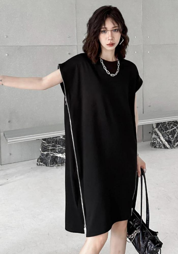 Robe droite large noir gothique, manches courtes et colliers épais, style urbain et alternatif – Image 3