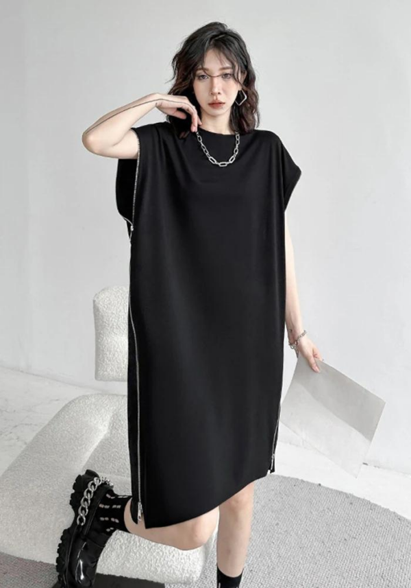 Robe droite large noir gothique, manches courtes et colliers épais, style urbain et alternatif – Image 4