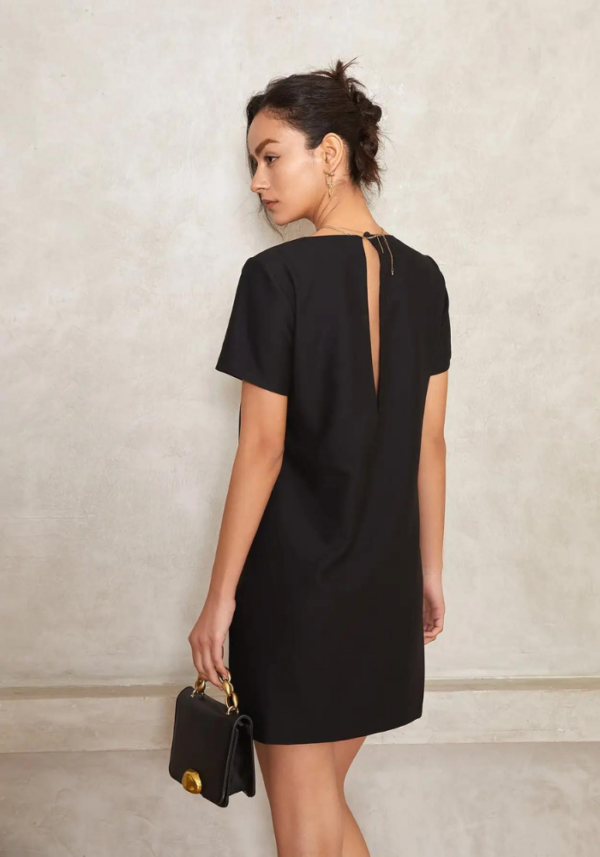 Robe droite noire chic courte avec encolure en V et manches courtes – Image 3