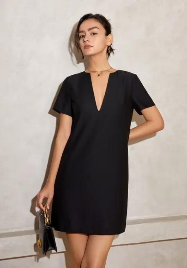 Robe droite noire chic courte avec encolure en V et manches courtes – Image 4