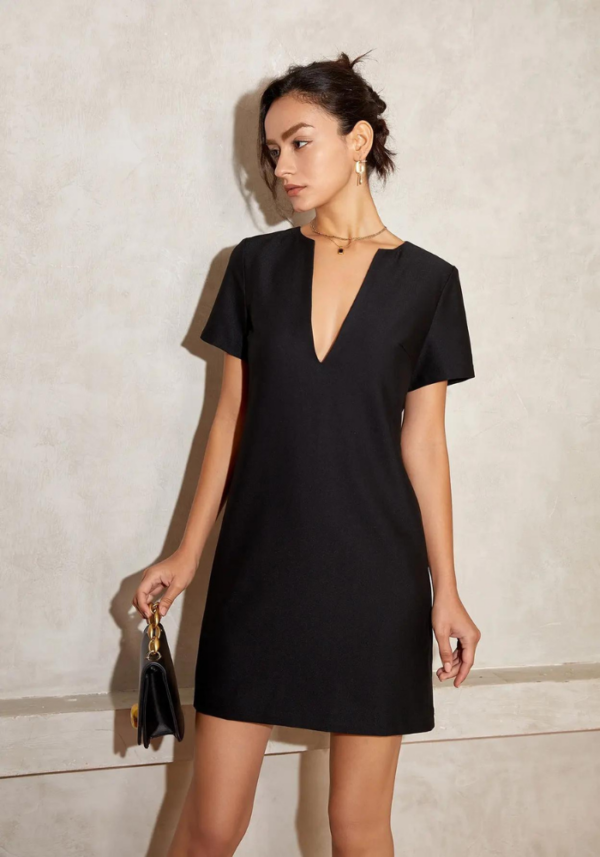 Robe droite noire chic courte avec encolure en V et manches courtes