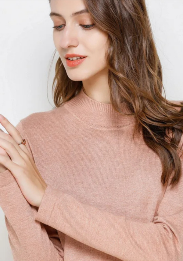 Robe en laine hiver : robe beige rosé à manches longues avec ouverture latérale, coupe longue jusqu'aux chevilles – Image 2