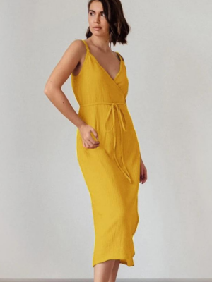 Robe en gaze de coton jaune avec col en V et ceinture à nouer - tendance été 2025