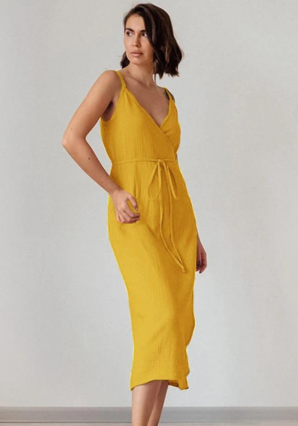 Robe en gaze de coton jaune avec col en V et ceinture à nouer - tendance été 2025