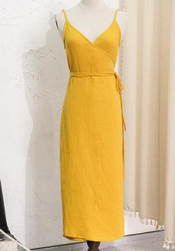 Robe en gaze de coton jaune avec col en V et ceinture à nouer - tendance été 2025 – Image 3