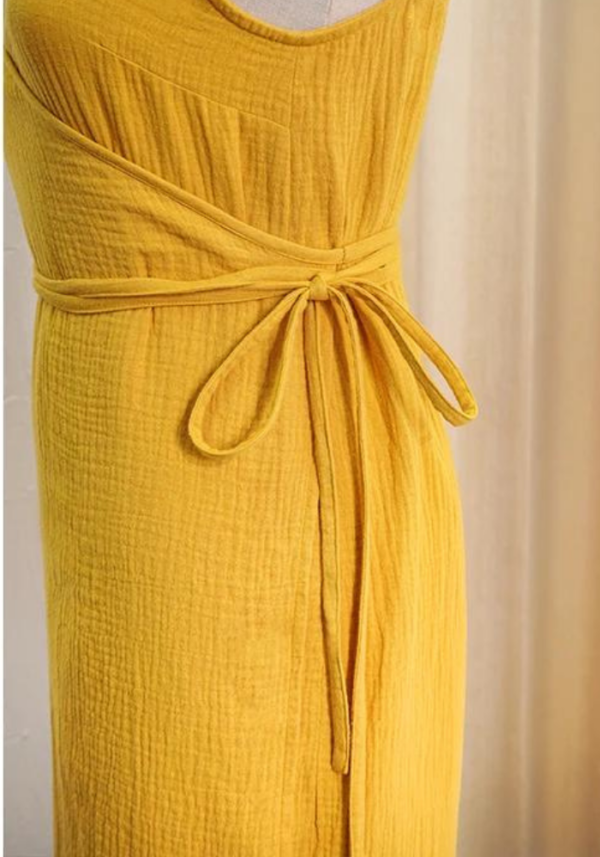 Robe en gaze de coton jaune avec col en V et ceinture à nouer - tendance été 2025 – Image 4