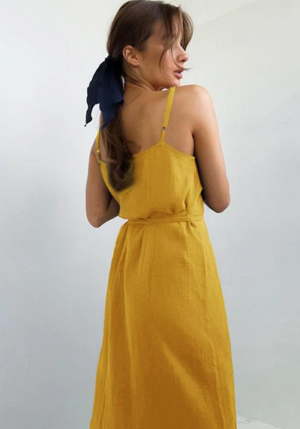 Robe en gaze de coton jaune avec col en V et ceinture à nouer - tendance été 2025 – Image 2