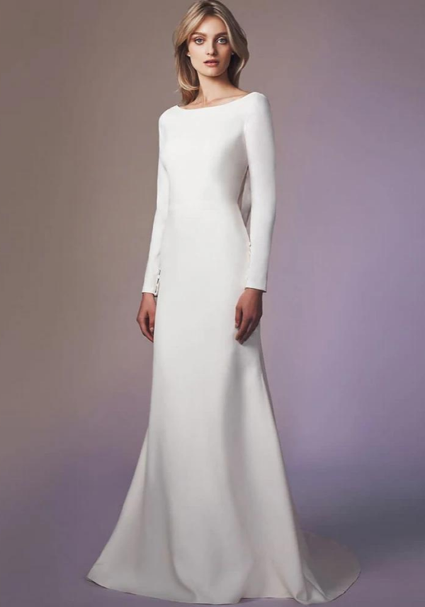 Robe invitée mariage hiver : manches longues, coupe élancée en tissu épais pour une allure sophistiquée