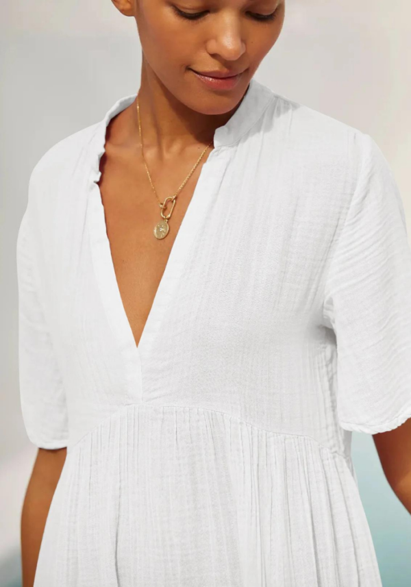 Robe longue blanche en gaze de coton avec décolleté en V et manches courtes – Image 5