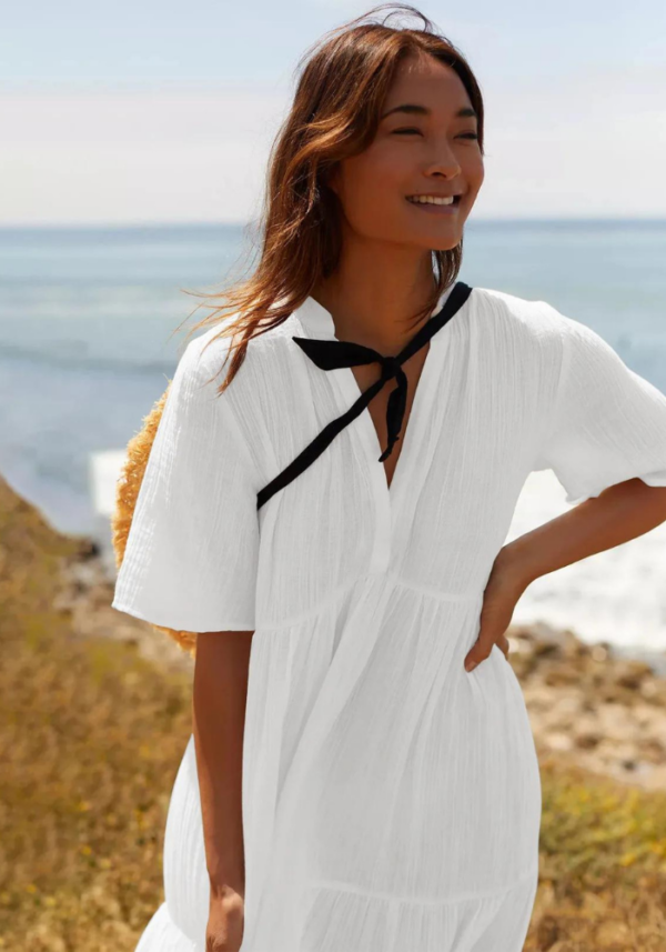 Robe longue blanche en gaze de coton avec décolleté en V et manches courtes – Image 2