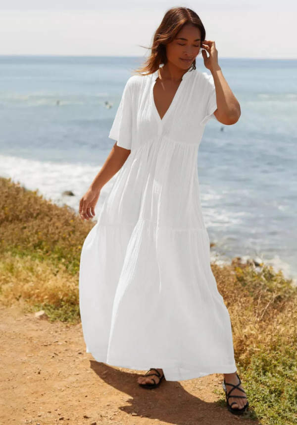 Robe longue blanche en gaze de coton avec décolleté en V et manches courtes