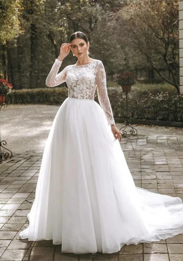 Robe mariage fleurie hiver avec manches longues et dentelle, jupe ample et coupe ajustée