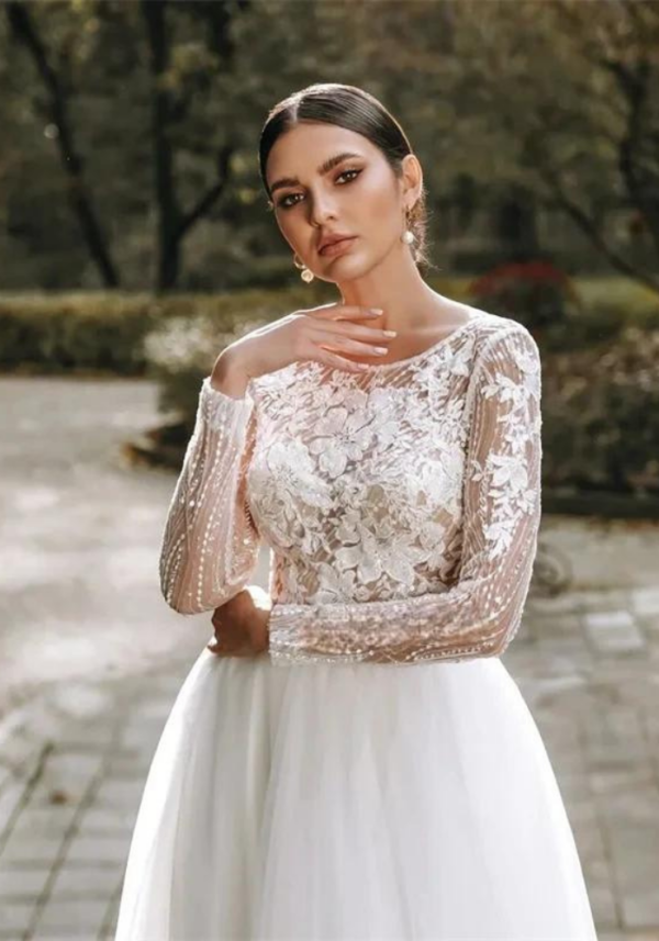 Robe mariage fleurie hiver avec manches longues et dentelle, jupe ample et coupe ajustée – Image 2