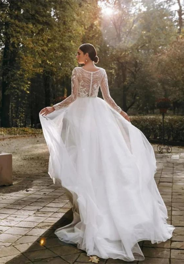 Robe mariage fleurie hiver avec manches longues et dentelle, jupe ample et coupe ajustée – Image 3