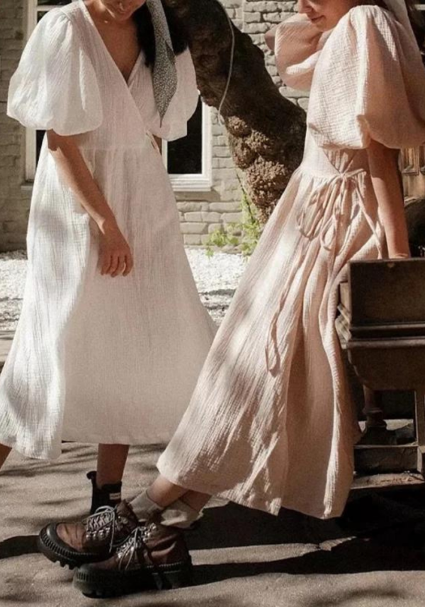 Robe midi blanche en gaze de coton avec manches bouffantes et taille marquée – Image 2