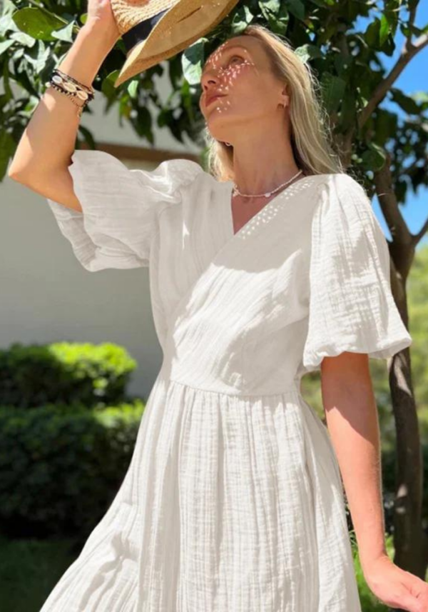 Robe midi blanche en gaze de coton avec manches bouffantes et taille marquée