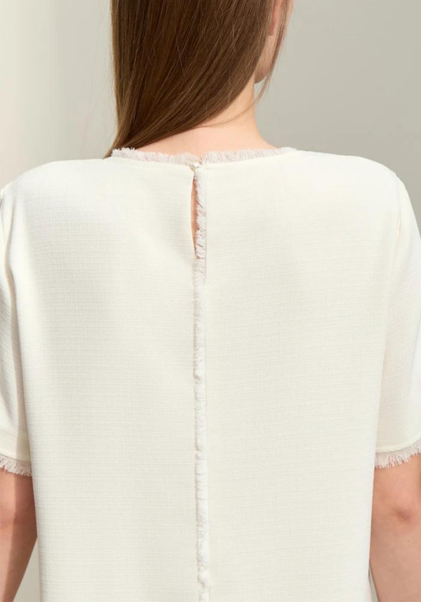 Robe tee shirt droite blanche minimaliste avec manches courtes – Image 3