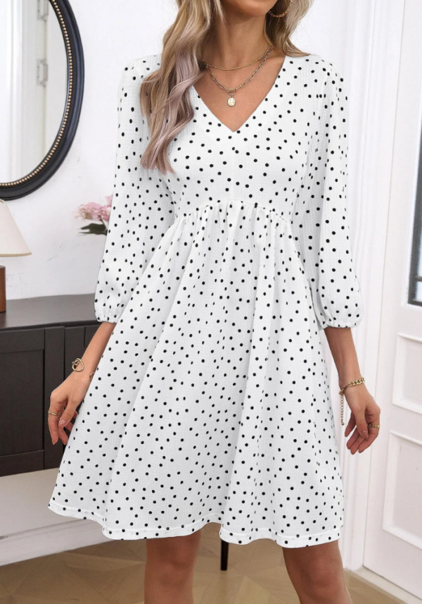 Robe trapèze blanche à pois noirs, manches bouffantes, décolleté en V