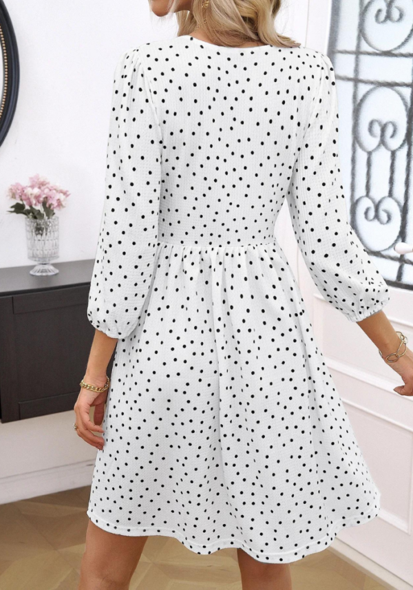 Robe trapèze blanche à pois noirs, manches bouffantes, décolleté en V – Image 3