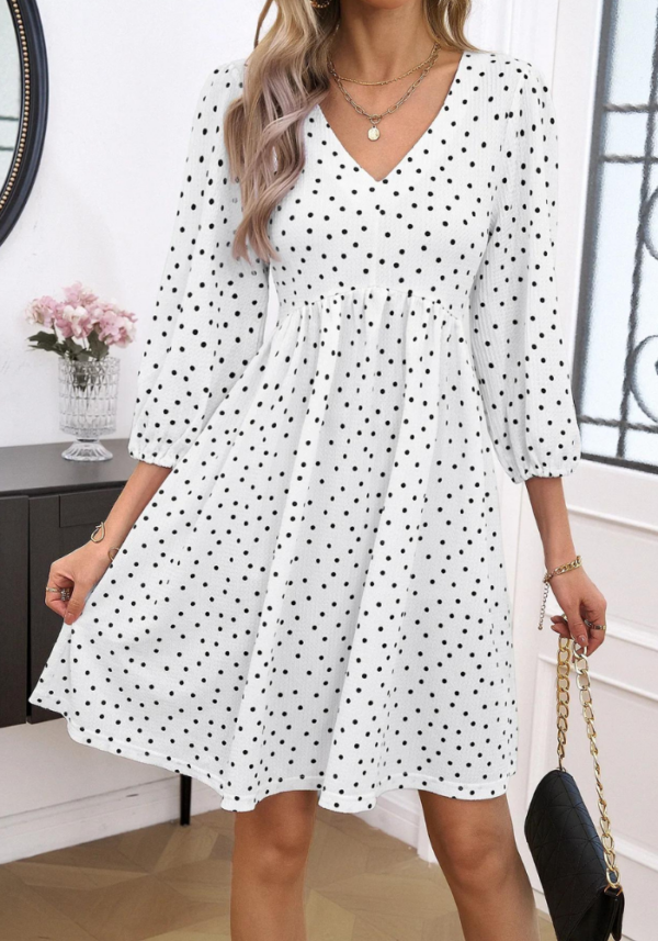 Robe trapèze blanche à pois noirs, manches bouffantes, décolleté en V – Image 2