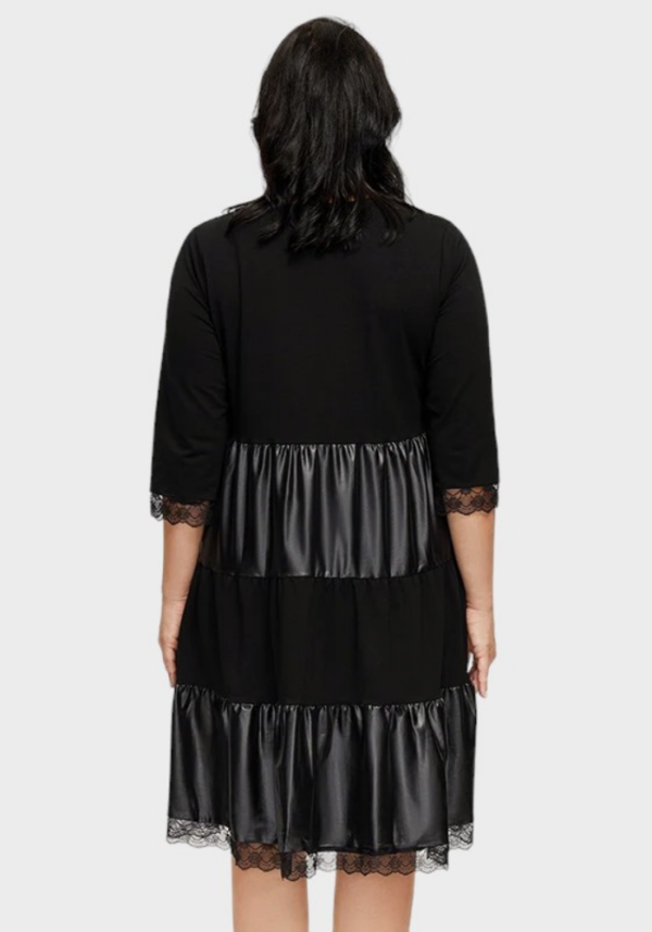 Robe trapèze cuir noire femme ronde avec manches 3/4 et dentelle – Image 3