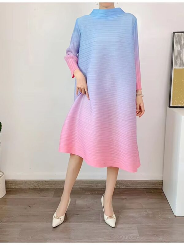 Robe trapèze bicolore à dégradé bleu rose avec manches longues et col montant