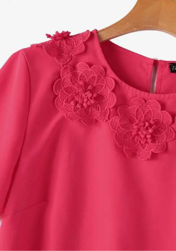 Robe trapèze rose à fleurs avec col floral et manches courtes pour look casual chic – Image 4